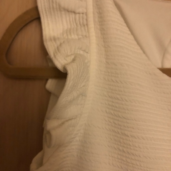 Beautiful white short dress with ruffle sleeves . - Picture 4 of 4